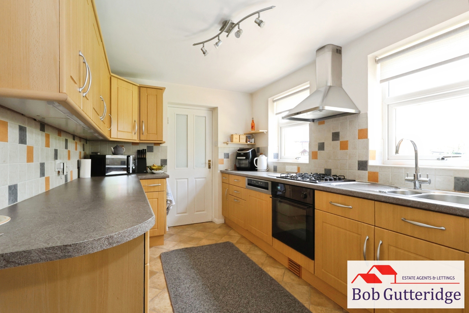 FITTED KITCHEN